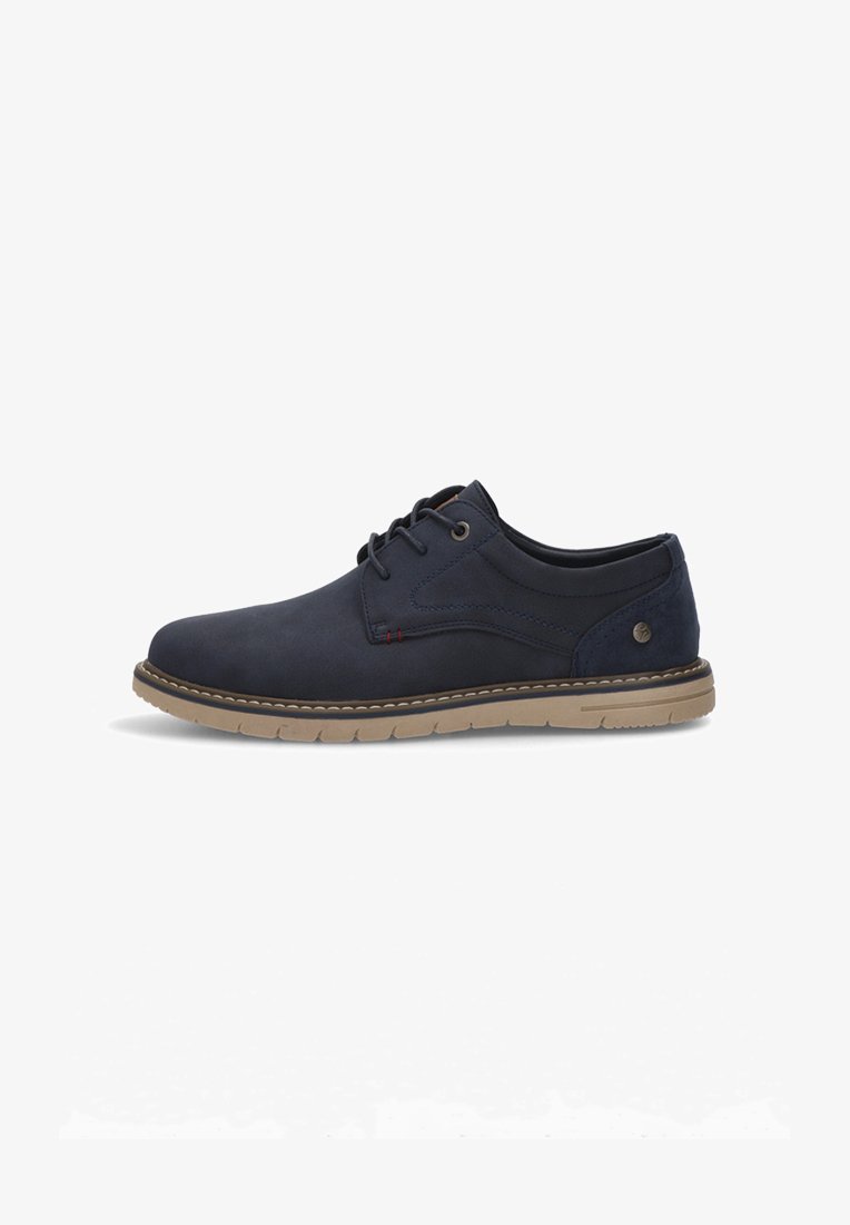 Zapatos de cuerda de cuero azul marino con punta redonda, superficie texturizada, suela de goma y suela de contraste beige. Presentan detalles de costura y logotipo.