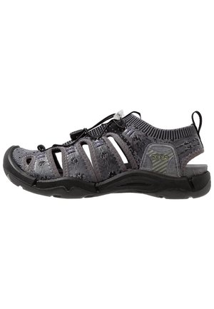 Sandale sportive grise et noire à bout fermé avec lacets élastiques réglables et semelle rembourrée pour les activités de plein air.