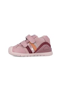 Zapatilla infantil rosa con dos tiras de Velcro, materiales de ante y sintéticos, detalles texturizados y franjas de colores contrastantes.