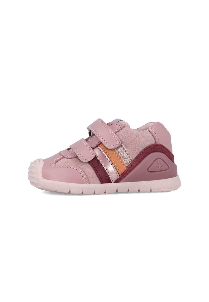 Zapatilla infantil rosa con dos tiras de Velcro, materiales de ante y sintéticos, detalles texturizados y franjas de colores contrastantes.