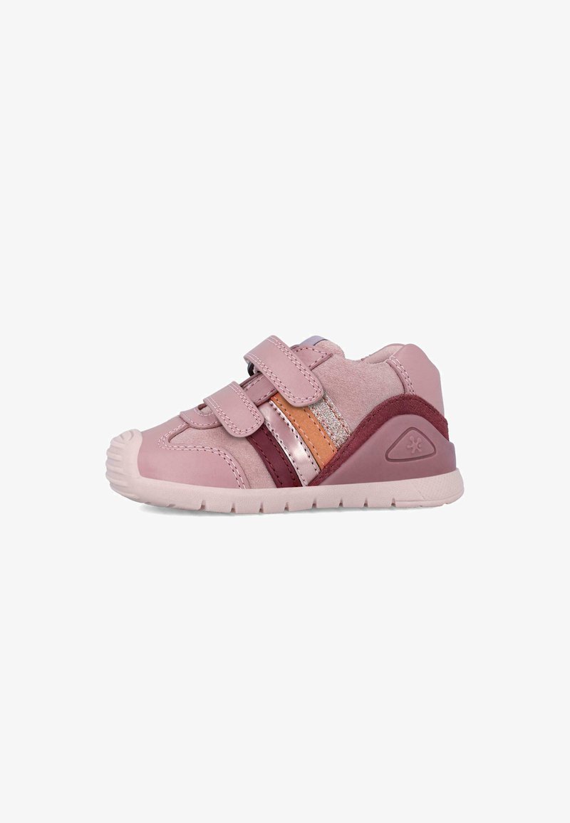 Zapatilla infantil rosa con dos tiras de Velcro, materiales de ante y sintéticos, detalles texturizados y franjas de colores contrastantes.