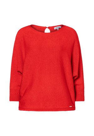 Felrode gebreide trui met driekwart mouwen, ronde halslijn en een kleine sleutelgatsluiting aan de achterkant.