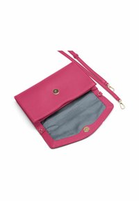 Borsa a tracolla fucsia con esterno texturizzato, chiusura a scatto magnetico e fodera in tessuto grigio. Include una tracolla staccabile e dettagli metallici.