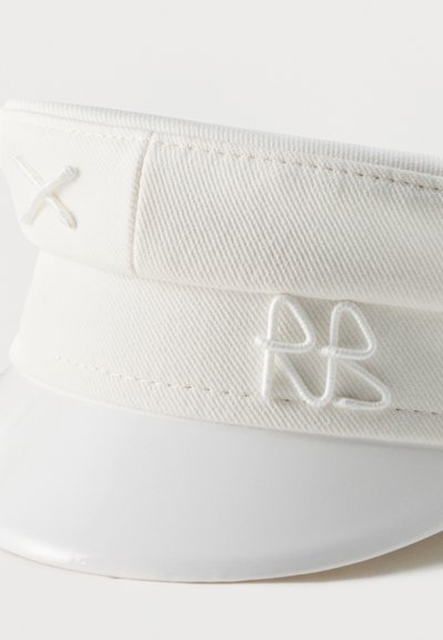 Λευκή υφασμάτινη καπέλο με ευρύ γείσο και κεντημένα ανεβασμένα λευκά γράμματα "RX" στη ταινία.