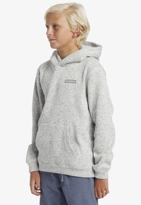 Grijze hoodie gemaakt van gestructureerde stof, met een voorste kangoeroezak, een trekkoord capuchon en een klein logo op de borst.