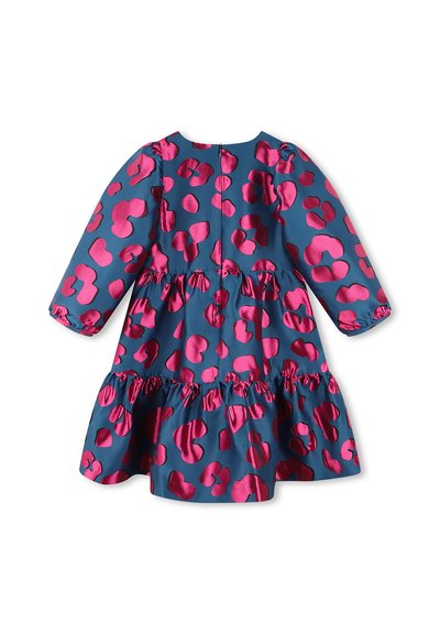 Robe en satin bleu avec un motif abstrait rose, manches longues, jupe à volants en couches et fermeture éclair au dos. Texture lisse et brillante.