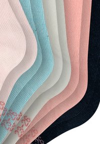 Meerkleurige sokken in verschillende tinten roze, blauw, wit en marineblauw, met een geribbelde textuur en subtiele patronen dichtbij de boorden.