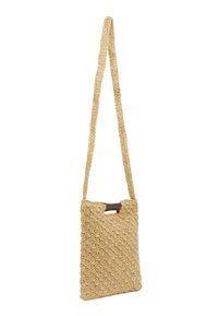 Vævet strå crossover taske i beige med et geometrisk mønster, udstyret med et kort træhåndtag og en tynd rem for nem transport.