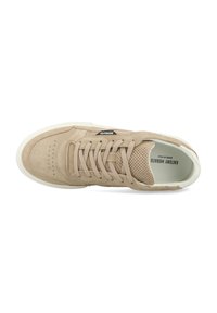 Sneaker in suede beige con pannelli in rete, perforazioni, punta rotonda, suola piatta in gomma bianca e chiusura con lacci. Marchio sul lato laterale.