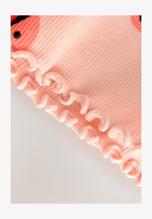 Pink ribbet stof med en flæsekant. Subtil tekstur og mønster med afrundede accenter langs kanten.