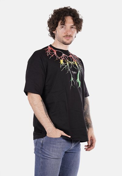 T-shirt nera in cotone con grafica di un fulmine colorato sul petto, maniche corte e vestibilità rilassata.