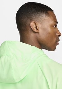 Nike Performance Chaqueta de running - vapour green light iron ore