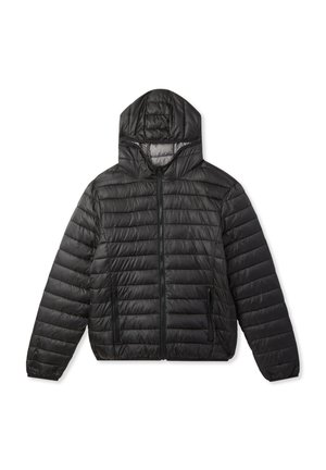 Giacca nera isolata con cappuccio, caratterizzata da una texture trapuntata, zip frontale e due tasche laterali. Leggera e dal design elegante.