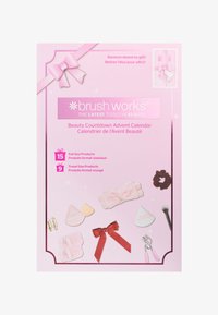 Brush Works Beauty Countdown Adventskalender mit 15 Vollformat- und 9 Reisegröße-Schönheitswerkzeugen, die Kopfbandagen, Haargummis, Haarspangen und Make-up-Zubehör enthalten.