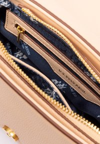 U.S. Polo Assn. Axelremsväska - beige