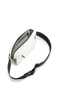 Borsa in tessuto bianco con una zip nera, tracolla regolabile e un'accento grigia. Presenta una forma rettangolare piatta e due scomparti.