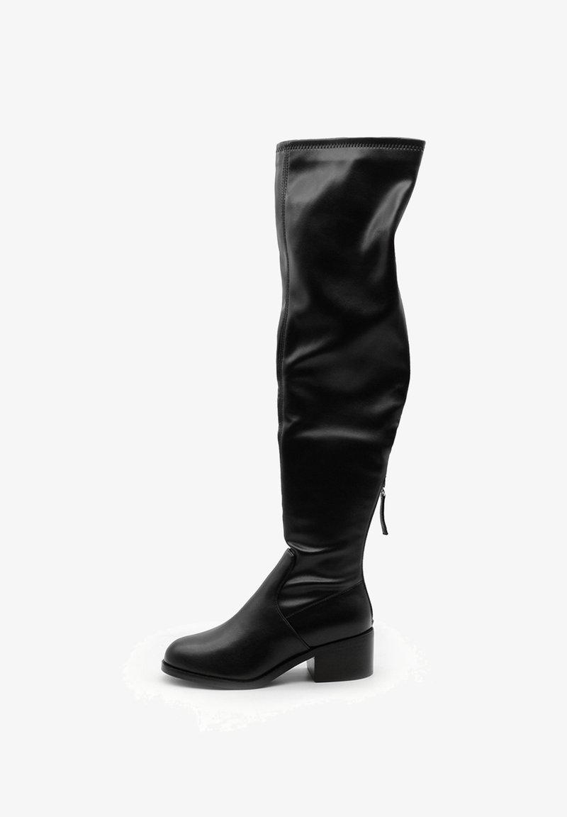 Cuissardes noires en cuir lisse, dotées d'un talon carré, d'une fermeture éclair sur le côté et d'un design doux et décontracté avec des détails de couture minimalistes.