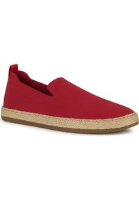 Scarpe rosse slip-on con una intersuola in juta intrecciata e una tomaia in tessuto testurizzato. Presentano una suola in gomma e un piccolo tallone per una facile calzata.
