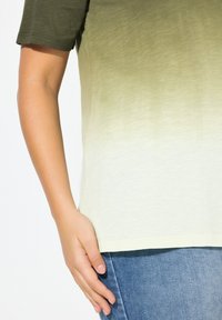 Ulla Popken DIP DYE GRADIENT SHORT SLEEVE V-NECK TEE - Triko s potiskem - pistachio
