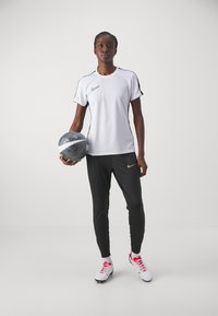 Nike Performance NIKE STRIKE PANT - Teplákové kalhoty - black/jersey gold/metallic gold