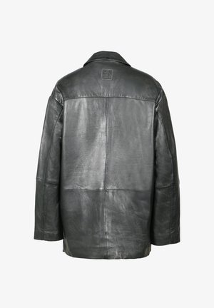 Zwarte leren jas met een rechte snit, lange mouwen, een kraag en een gestikt vierkant logo op de bovenrug.