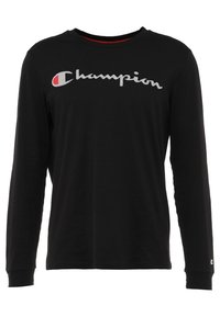 Langarm schwarzes T-Shirt aus Baumwolle mit einem grauen gestickten "Champion"-Logo auf der Brust und einem kleinen Logo-Patch auf dem Ärmel.