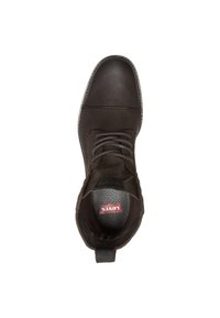 Bottine en cuir marron avec lacets gris, bout rond et semelle intérieure texturée. Présente le logo Levi's sur la semelle intérieure. Semelle extérieure durable.