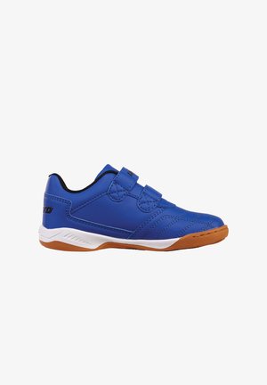 Blauer Sportschuh mit zwei Klettverschlüssen, weißer Zwischensohle und brauner Gummisohle, von der Seite auf weißem Hintergrund dargestellt.