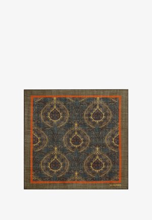 Pañuelo cuadrado con un patrón floral en azul oscuro y dorado, bordeado por un marco naranja. La textura parece suave con un detallado intrincado.