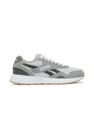 Zapatillas deportivas grises y blancas con materiales de gamuza y malla, acentos negros, suela de goma y logo de Reebok en el lateral.