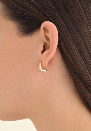 Gouden vierkante hoepeloorbel met een gelaagd, geometrisch ontwerp. Gladde, gepolijste afwerking met een minimalistische esthetiek.