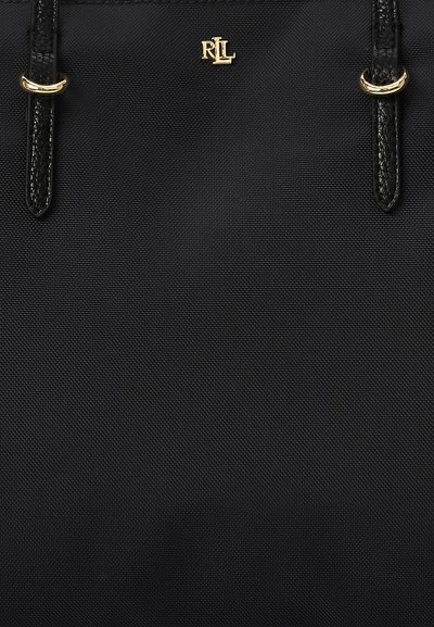 Sac cabas noir texturé avec deux anses en cuir noir ornées d’anneaux dorés et un petit logo doré « RL » près du centre supérieur.