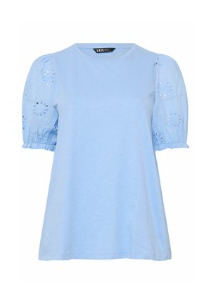 Blouse bleu clair à manches courtes avec manches bouffantes ornées d’une broderie florale ajourée et poignets élastiques.