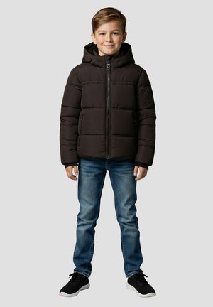 Czarna pikowana kurtka puchowa z kapturem, zapinana na zamek z przodu, z dwoma bocznymi kieszeniami, noszona na niebieskich dżinsach i czarnych trampkach.