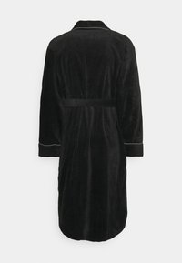 Roba in velluto nero con maniche lunghe, colletto e cintura. Presenta profili bianchi sui polsini. Texture morbida e design a lunghezza ginocchio.