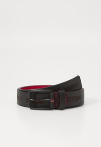 Ceinture en cuir noir avec logo "HUGO" embossé, couture rouge et boucle en métal noir mat. Texture lisse et design plat.