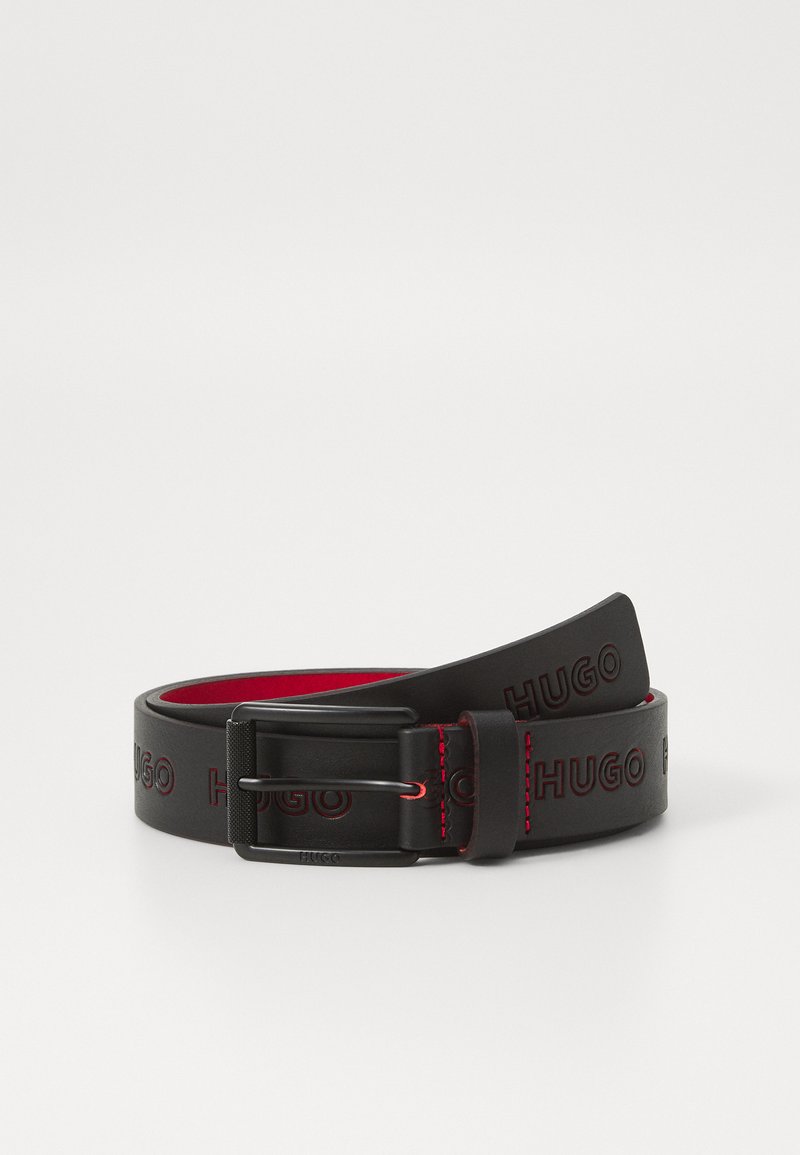 Ceinture en cuir noir avec logo "HUGO" embossé, couture rouge et boucle en métal noir mat. Texture lisse et design plat.