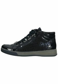 Basket montante noire avec une finition brillante, arborant des motifs texturés et des accents blancs. Fermeture à lacets et détail de fermeture éclair sur le côté.