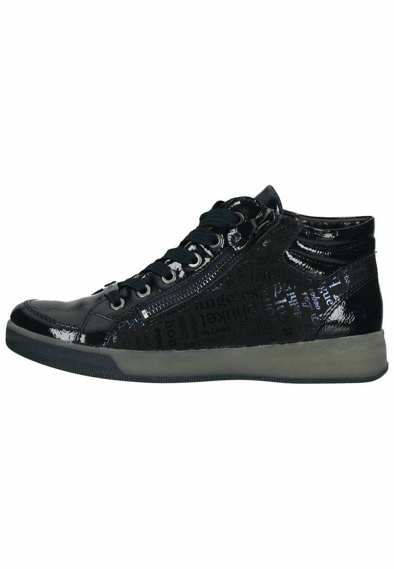 Basket montante noire avec une finition brillante, arborant des motifs texturés et des accents blancs. Fermeture à lacets et détail de fermeture éclair sur le côté.
