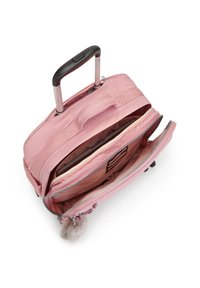 Mochila con ruedas rosa con compartimentos con cremallera, acento de pom-pom de felpa y mango retráctil. Material suave con un acabado liso.