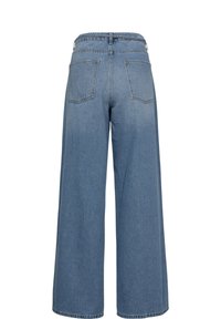 Pantalon en denim à jambes larges de couleur bleu clair, avec une taille haute, deux poches arrière, et une texture lisse avec des détails de coutures visibles.