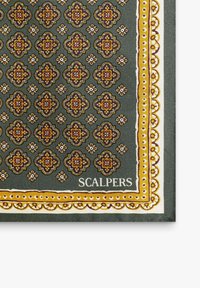 Bufanda verde con patrones de diamantes florales amarillos y naranjas y un borde decorativo amarillo, que presenta la palabra "Scalpers" en texto blanco.