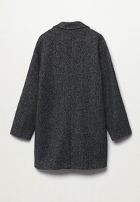 Grå vävd kappa med krage, långa ärmar, rak skärning och ett strukturerat mönster. Bakifrån syns en enkel design utan synliga fästningar.