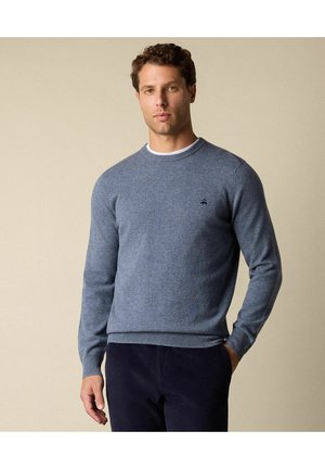 Maglione blu a maglia con scollatura rotonda e polsini a costine. Presenta un piccolo logo sul petto. Tessuto morbido, vestibilità dritta e maniche lunghe.