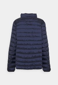Mørkeblå pufferjakke med høj krave, quiltet design og vandret syninger. Glat tekstur med elastiske manchetter og kant.