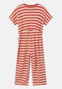 Jumpsuit a rayas rojas y crema, con mangas cortas, cintura elástica, diseño de pierna ancha, tejido suave, estilo casual, sin hardware o acentos notables.