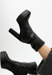 LOLA CASADEMUNT Kotníkové boty na platformě - black