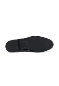 Suola di scarpa nera con una forma liscia e arrotondata, dotata di un motivo testurizzato per una migliore aderenza. Include un tacco rinforzato e dettagli con logo in rilievo.