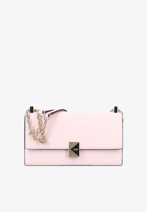 Roosa nahast käekott kuldse kettvõru ja ristkülikukujuga, musta äärega, ning geomeetrilise metallist sulguriga esiküljel.