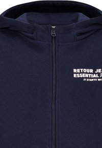 Felpa con zip di colore blu navy in tessuto misto cotone. Dotata di cappuccio con cordino e testo logo stampato sul petto in bianco a contrasto.